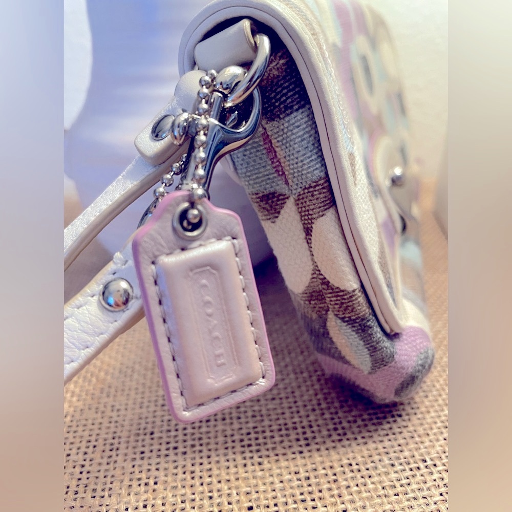Coach wristlet - Picture 4 of 11